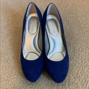 Comfortable gently worn royal blue pumps